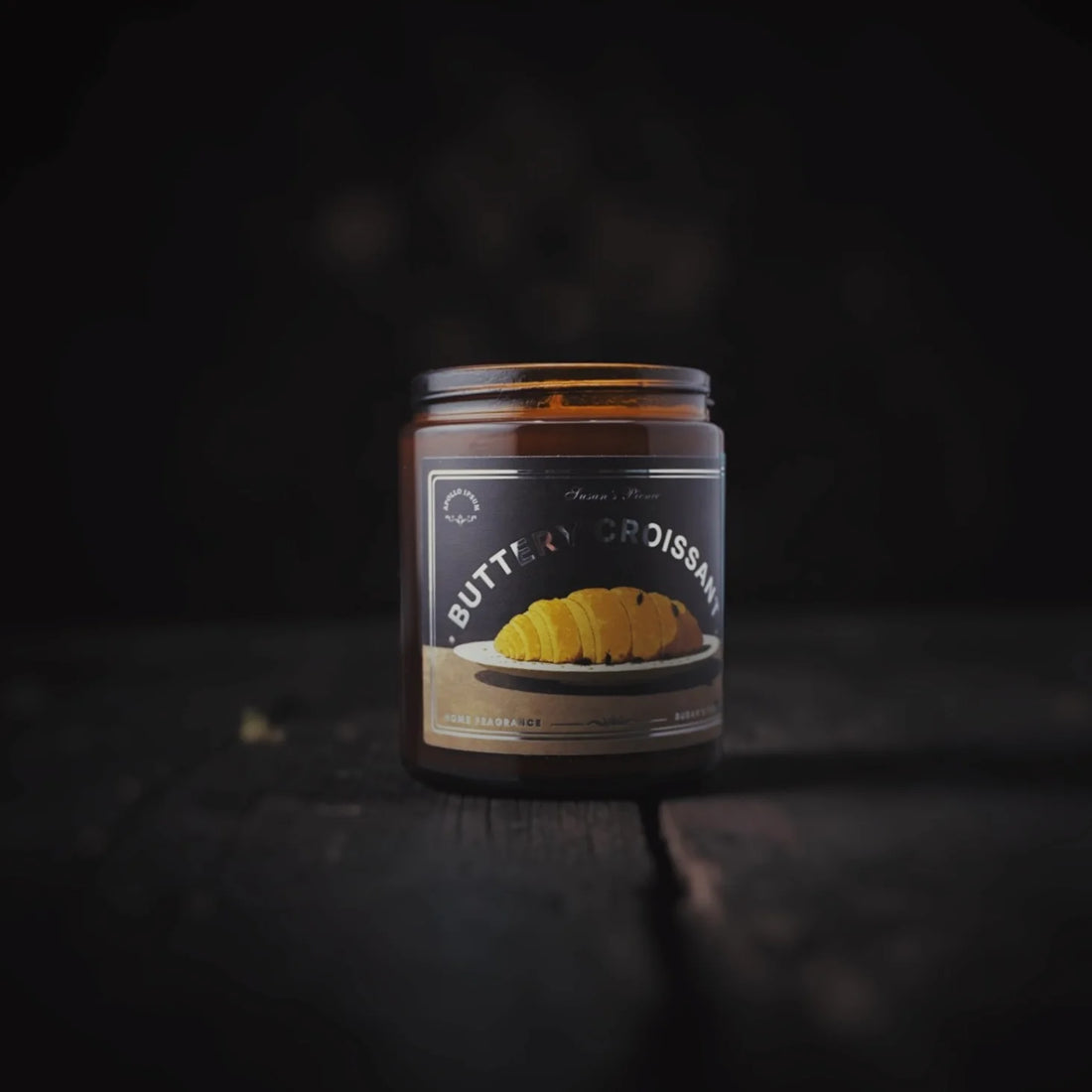 Buttery Croissant scented candle – product view 2