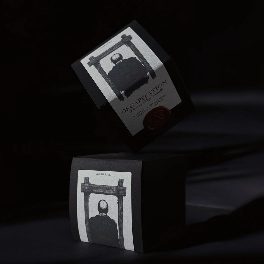 Decapitation scented candle – product view 2