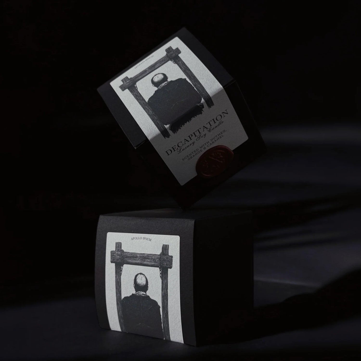 Decapitation scented candle – product view 2