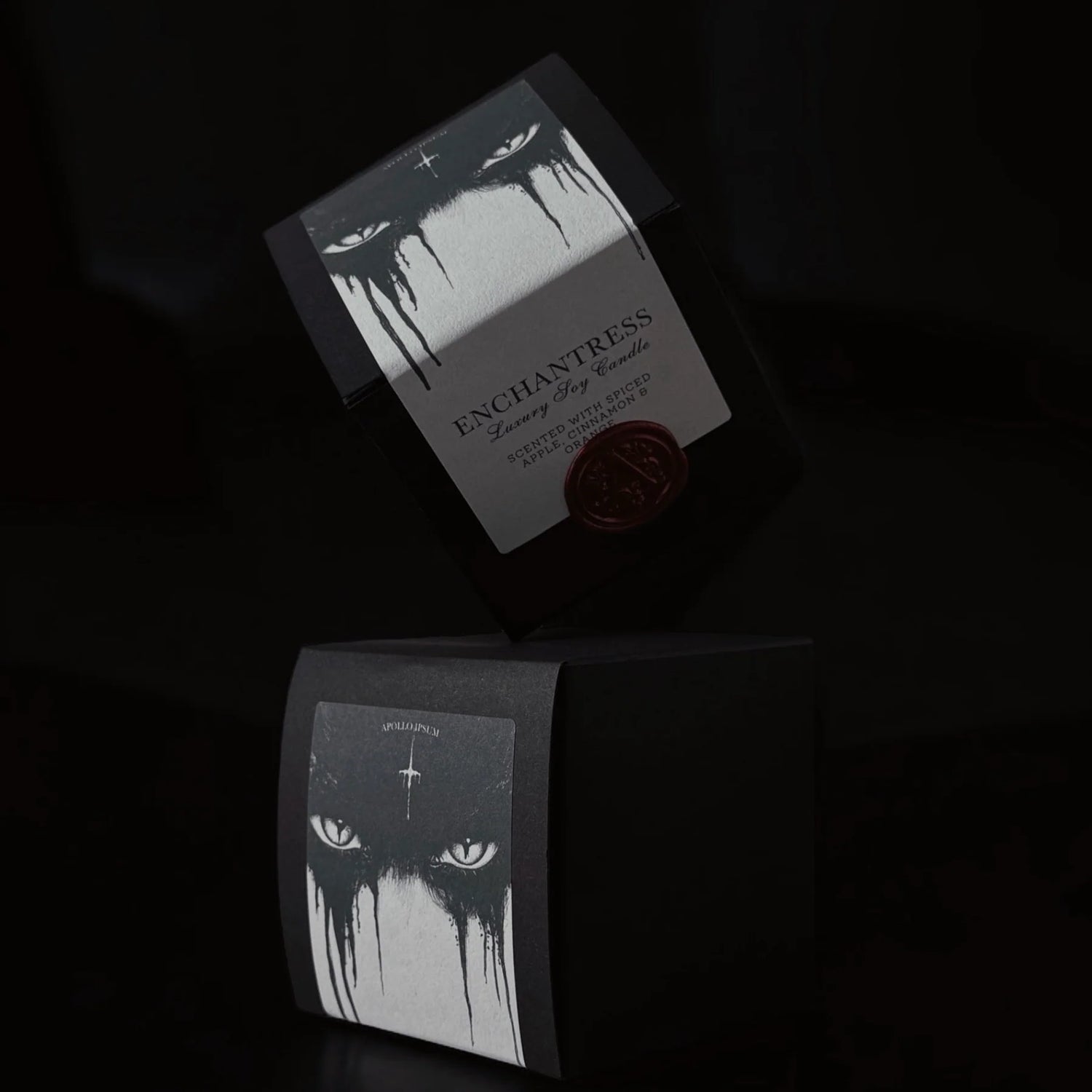 Enchantress scented candle – product view 3